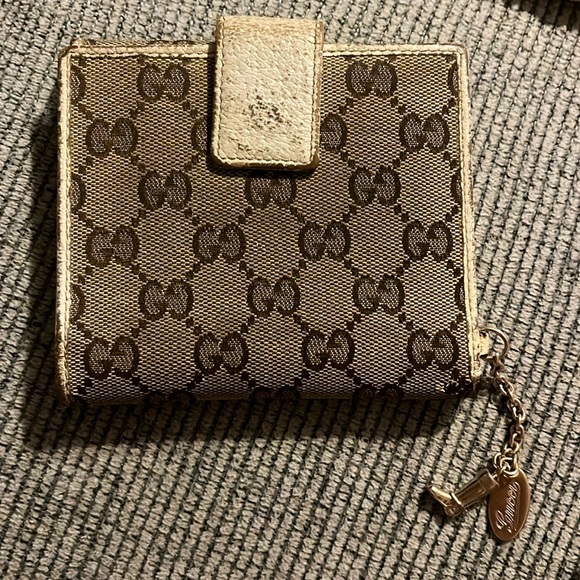 GUCCI wallet with charm *** has flaws - Picture 3 of 17